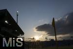 02.08.2024, Fussball 3. Liga 2024/2025, 1.Spieltag, TSV 1860 Mnchen - 1.FC Saarbrcken, im Stdtischen Stadion an der Grnwalderstrasse, Mnchen. Sonnenstrahlen im Abendlicht.


