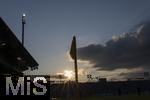 02.08.2024, Fussball 3. Liga 2024/2025, 1.Spieltag, TSV 1860 Mnchen - 1.FC Saarbrcken, im Stdtischen Stadion an der Grnwalderstrasse, Mnchen. Sonnenstrahlen im Abendlicht.


