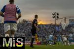 02.08.2024, Fussball 3. Liga 2024/2025, 1.Spieltag, TSV 1860 Mnchen - 1.FC Saarbrcken, im Stdtischen Stadion an der Grnwalderstrasse, Mnchen. Linienrichter an der Seitenlinie, hinter dem Stadion geht glutrot die Sonne unter.


