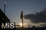 02.08.2024, Fussball 3. Liga 2024/2025, 1.Spieltag, TSV 1860 Mnchen - 1.FC Saarbrcken, im Stdtischen Stadion an der Grnwalderstrasse, Mnchen. Sonnenstrahlen im Abendlicht.


