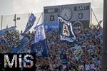 02.08.2024, Fussball 3. Liga 2024/2025, 1.Spieltag, TSV 1860 Mnchen - 1.FC Saarbrcken, im Stdtischen Stadion an der Grnwalderstrasse, Mnchen. Lwenfans schwenken ihre Fahnen 


