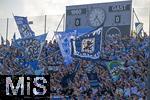 02.08.2024, Fussball 3. Liga 2024/2025, 1.Spieltag, TSV 1860 Mnchen - 1.FC Saarbrcken, im Stdtischen Stadion an der Grnwalderstrasse, Mnchen. Lwenfans schwenken ihre Fahnen 


