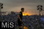 02.08.2024, Fussball 3. Liga 2024/2025, 1.Spieltag, TSV 1860 Mnchen - 1.FC Saarbrcken, im Stdtischen Stadion an der Grnwalderstrasse, Mnchen. Linienrichter an der Seitenlinie, hinter dem Stadion geht glutrot die Sonne unter.


