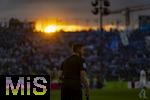 02.08.2024, Fussball 3. Liga 2024/2025, 1.Spieltag, TSV 1860 Mnchen - 1.FC Saarbrcken, im Stdtischen Stadion an der Grnwalderstrasse, Mnchen. Linienrichter an der Seitenlinie, hinter dem Stadion geht glutrot die Sonne unter.


