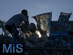 02.08.2024, Fussball 3. Liga 2024/2025, 1.Spieltag, TSV 1860 Mnchen - 1.FC Saarbrcken, im Stdtischen Stadion an der Grnwalderstrasse, Mnchen.  Lwenfans, der Capo gibt Kommandos durch sein Megaphon.


