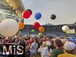 03.08.2024, Vor den Olympischen Sommerspielen 2024 in Paris (Frankreich), Das Deutsche Haus im Rugbystadion Jean Bouin. Zu den Olympischen Spielen ist das Stadion das DEUTSCHE HAUS fr die deutsche Olympische Familie. Eine groe Bhne im Innenraum ist Mittelpunkt. Am heutigen Abend tritt die deutsche Band REVOLVERHELD live fr die Zuschauer auf der Bhne auf.  
