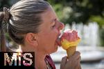 07.08.2024, Eistte mit Mango- und Himbeer-Eis aus einer Bad Wrishofener Eisdiele in der Hand einer Frau.  