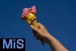07.08.2024, Eistte mit Mango- und Himbeer-Eis aus einer Bad Wrishofener Eisdiele. Eine Frau streckt ihre Eistte in den blauen Himmel.