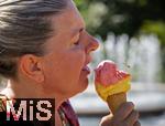 07.08.2024, Eistte mit Mango- und Himbeer-Eis aus einer Bad Wrishofener Eisdiele in der Hand einer Frau.  Eine Wespe ist im Anflug.