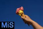07.08.2024, Eistte mit Mango- und Himbeer-Eis aus einer Bad Wrishofener Eisdiele. Eine Frau streckt ihre Eistte in den blauen Himmel.