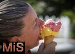 07.08.2024, Eistte mit Mango- und Himbeer-Eis aus einer Bad Wrishofener Eisdiele in der Hand einer Frau.  