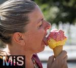 07.08.2024, Eistte mit Mango- und Himbeer-Eis aus einer Bad Wrishofener Eisdiele in der Hand einer Frau.  