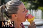 07.08.2024, Eistte mit Mango- und Himbeer-Eis aus einer Bad Wrishofener Eisdiele in der Hand einer Frau.  Eine Wespe ist im Anflug.