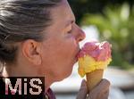 07.08.2024, Eistte mit Mango- und Himbeer-Eis aus einer Bad Wrishofener Eisdiele in der Hand einer Frau.  