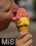 07.08.2024, Eistte mit Mango- und Himbeer-Eis aus einer Bad Wrishofener Eisdiele in der Hand einer Frau.  