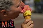 07.08.2024, Eistte mit Mango- und Himbeer-Eis aus einer Bad Wrishofener Eisdiele in der Hand einer Frau.  