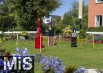 07.08.2024,  Bad Wrishofen im Unterallgu. Kunstwochen, mit bunten Plastiken auf der Wiese vor dem Kurhaus.