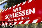 07.08.2024,  Bad Wrishofen im Unterallgu. WIR SCHLIESSEN, alles muss Raus - steht an dem Schaufenster eines Ladens. 