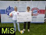 07.08.2024, Mdchen an den Ball, Pressekonferenz zur Kooperation mit dem FC Bayern Mnchen, am Vereinsgelnde FT Gern Mnchen,  bergabe Spendenscheck des FC Bayern an die Organisatoren von Mdchen an den Ball ber 5000 Euro, li: Anna Seliger (Initiatorin Mdchen an den Ball), re: Bianca Rech (Direktorin Frauenfussball FC Bayern Mnchen)