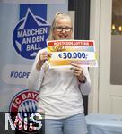 07.08.2024, Mdchen an den Ball, Pressekonferenz zur Kooperation mit dem FC Bayern Mnchen, am Vereinsgelnde FT Gern Mnchen,  bergabe Spendenscheck von POSTCODE Lotterie an die Organisatoren von Mdchen an den Ball ber 30.000 Euro, Anna Seliger (Initiatorin Mdchen an den Ball), 