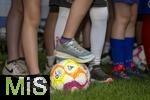 07.08.2024, Mdchen an den Ball, Pressekonferenz zur Kooperation mit dem FC Bayern Mnchen, am Vereinsgelnde FT Gern Mnchen,   Mdels mit Fussball