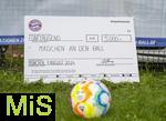 07.08.2024, Mdchen an den Ball, Pressekonferenz zur Kooperation mit dem FC Bayern Mnchen, am Vereinsgelnde FT Gern Mnchen,  Der Spendenscheck des FC Bayern an die Organisatoren von Mdchen an den Ball ber 5000 Euro liegt auf dem Rasen.