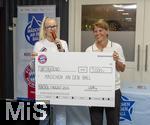 07.08.2024, Mdchen an den Ball, Pressekonferenz zur Kooperation mit dem FC Bayern Mnchen, am Vereinsgelnde FT Gern Mnchen,  bergabe Spendenscheck des FC Bayern an die Organisatoren von Mdchen an den Ball ber 5000 Euro, li: Anna Seliger (Initiatorin Mdchen an den Ball), re: Bianca Rech (Direktorin Frauenfussball FC Bayern Mnchen)