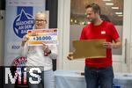 07.08.2024, Mdchen an den Ball, Pressekonferenz zur Kooperation mit dem FC Bayern Mnchen, am Vereinsgelnde FT Gern Mnchen,  bergabe Spendenscheck von POSTCODE Lotterie an die Organisatoren von Mdchen an den Ball ber 30.000 Euro, li: Anna Seliger (Initiatorin Mdchen an den Ball), re: Nicolas Berthold (Postcode Lotterie)