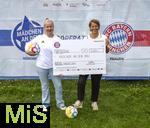 07.08.2024, Mdchen an den Ball, Pressekonferenz zur Kooperation mit dem FC Bayern Mnchen, am Vereinsgelnde FT Gern Mnchen,  bergabe Spendenscheck des FC Bayern an die Organisatoren von Mdchen an den Ball ber 5000 Euro, li: Anna Seliger (Initiatorin Mdchen an den Ball), re: Bianca Rech (Direktorin Frauenfussball FC Bayern Mnchen)  