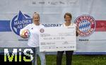 07.08.2024, Mdchen an den Ball, Pressekonferenz zur Kooperation mit dem FC Bayern Mnchen, am Vereinsgelnde FT Gern Mnchen,  bergabe Spendenscheck des FC Bayern an die Organisatoren von Mdchen an den Ball ber 5000 Euro, li: Anna Seliger (Initiatorin Mdchen an den Ball), re: Bianca Rech (Direktorin Frauenfussball FC Bayern Mnchen)
