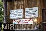 07.08.2024, Mdchen an den Ball, Pressekonferenz zur Kooperation mit dem FC Bayern Mnchen, am Vereinsgelnde FT Gern Mnchen,   Schilder an der Wand des Sportheimes: 
 Das linke Schild warnt davor, dass Personen, die den Schiedsrichter beleidigen oder respektlos behandeln, mit einem Verweis vom Sportgelnde durch den Vereinsvorstand zu rechnen haben. Auf dem rechten Schild steht, dass Hunde nur angeleint auf dem Vereinsgelnde (einschlielich Biergarten und Gaststtte) erlaubt sind.  Ein Schild weisst den Weg ZU DEN KABINEN. 