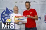07.08.2024, Mdchen an den Ball, Pressekonferenz zur Kooperation mit dem FC Bayern Mnchen, am Vereinsgelnde FT Gern Mnchen,  bergabe Spendenscheck von POSTCODE Lotterie an die Organisatoren von Mdchen an den Ball ber 30.000 Euro, li: Anna Seliger (Initiatorin Mdchen an den Ball), re: Nicolas Berthold (Postcode Lotterie)