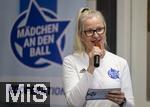 07.08.2024, Mdchen an den Ball, Pressekonferenz zur Kooperation mit dem FC Bayern Mnchen, am Vereinsgelnde FT Gern Mnchen,  Anna Seliger (Initiatorin Mdchen an den Ball) hlt die Ansprache vor der Presse.