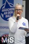 07.08.2024, Mdchen an den Ball, Pressekonferenz zur Kooperation mit dem FC Bayern Mnchen, am Vereinsgelnde FT Gern Mnchen,  Anna Seliger (Initiatorin Mdchen an den Ball) hlt die Ansprache vor der Presse.
