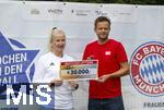 07.08.2024, Mdchen an den Ball, Pressekonferenz zur Kooperation mit dem FC Bayern Mnchen, am Vereinsgelnde FT Gern Mnchen,  bergabe Spendenscheck von POSTCODE Lotterie an die Organisatoren von Mdchen an den Ball ber 30.000 Euro, li: Anna Seliger (Initiatorin Mdchen an den Ball), re: Nicolas Berthold (Postcode Lotterie)