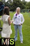 07.08.2024, Mdchen an den Ball, Pressekonferenz zur Kooperation mit dem FC Bayern Mnchen, am Vereinsgelnde FT Gern Mnchen,  Anna Seliger (Initiatorin Mdchen an den Ball)  beim Sat1 Interview.