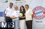 07.08.2024, Mdchen an den Ball, Pressekonferenz zur Kooperation mit dem FC Bayern Mnchen, am Vereinsgelnde FT Gern Mnchen,   v.li: Dr. Alexander Dietrich (MdL, CSU), Anna Seliger (Initiatorin Mdchen an den Ball), Stadtrtin Kathrin Abele (SPD), Bianca Rech (Direktorin Frauenfussball FC Bayern Mnchen),  
