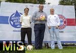 07.08.2024, Mdchen an den Ball, Pressekonferenz zur Kooperation mit dem FC Bayern Mnchen, am Vereinsgelnde FT Gern Mnchen,   v.re: Anna Seliger (Initiatorin Mdchen an den Ball), MdB Sebastian Roloff (SPD), Bianca Rech (Direktorin Frauenfussball FC Bayern Mnchen), 