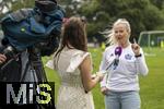 07.08.2024, Mdchen an den Ball, Pressekonferenz zur Kooperation mit dem FC Bayern Mnchen, am Vereinsgelnde FT Gern Mnchen,  Anna Seliger (Initiatorin Mdchen an den Ball)  beim Sat1 Interview.