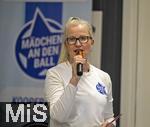 07.08.2024, Mdchen an den Ball, Pressekonferenz zur Kooperation mit dem FC Bayern Mnchen, am Vereinsgelnde FT Gern Mnchen,  Anna Seliger (Initiatorin Mdchen an den Ball) hlt die Ansprache