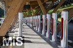 08.08.2024, E-Auto-Ladepark Hilden, Seed and Greet, mit TESLA-Schnellladesulen (Supercharger) und FASTNED-Schnelladesulen. Zur Entspannung und Wartezeit whrend des Ladens gibt es eine Bckerei mit Cafe nebenan,