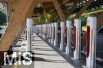 08.08.2024, E-Auto-Ladepark Hilden, Seed and Greet, mit TESLA-Schnellladesulen (Supercharger) und FASTNED-Schnelladesulen. Zur Entspannung und Wartezeit whrend des Ladens gibt es eine Bckerei mit Cafe nebenan,