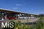 08.08.2024, E-Auto-Ladepark Hilden, Seed and Greet, mit TESLA-Schnellladesulen (Supercharger) und FASTNED-Schnelladesulen. Zur Entspannung und Wartezeit whrend des Ladens gibt es eine Bckerei mit Cafe nebenan,