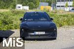 08.08.2024, E-Auto-Ladepark Hilden, Seed and Greet, mit TESLA-Schnellladesulen (Supercharger) und FASTNED-Schnelladesulen.  Ein Automodel des Chinesischen Autoherstellers NIO. Nio Power Swap Station, 