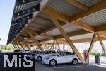 08.08.2024, E-Auto-Ladepark Hilden, Seed and Greet, mit TESLA-Schnellladesulen (Supercharger) und FASTNED-Schnelladesulen. Zur Entspannung und Wartezeit whrend des Ladens gibt es eine Bckerei mit Cafe nebenan,