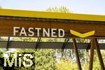 08.08.2024, E-Auto-Ladepark Hilden, Seed and Greet, mit TESLA-Schnellladesulen (Supercharger) und FASTNED-Schnelladesulen. Zur Entspannung und Wartezeit whrend des Ladens gibt es eine Bckerei mit Cafe nebenan,