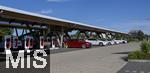 08.08.2024, E-Auto-Ladepark Hilden, Seed and Greet, mit TESLA-Schnellladesulen (Supercharger) und FASTNED-Schnelladesulen. Zur Entspannung und Wartezeit whrend des Ladens gibt es eine Bckerei mit Cafe nebenan,