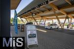 08.08.2024, E-Auto-Ladepark Hilden, Seed and Greet, mit TESLA-Schnellladesulen (Supercharger) und FASTNED-Schnelladesulen. Zur Entspannung und Wartezeit whrend des Ladens gibt es eine Bckerei mit Cafe nebenan,
