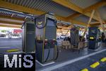 08.08.2024, E-Auto-Ladepark Hilden, Seed and Greet, mit TESLA-Schnellladesulen (Supercharger) und FASTNED-Schnelladesulen. Zur Entspannung und Wartezeit whrend des Ladens gibt es eine Bckerei mit Cafe nebenan,