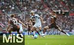 09.08.2024, Fussball Saison 2024/2025, Testspiel, FC St. Pauli - Atlanta Bergamo, im Millerntor Stadion Hamburg.  (L-R) Philipp Treu (FC St. Pauli), Charles De Ketelaere (Atalanta Bergamo) gegen Eric Smith (FC St. Pauli)


